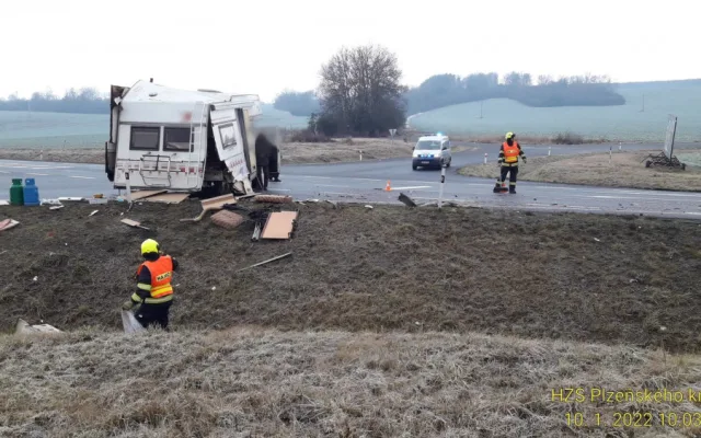 Třiaosmdesátiletý řidič karavanu nedal na křižovatce přednost při odbočování a střetl se s osobákem
