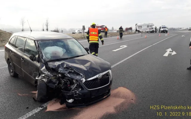 Třiaosmdesátiletý řidič karavanu nedal na křižovatce přednost při odbočování a střetl se s osobákem