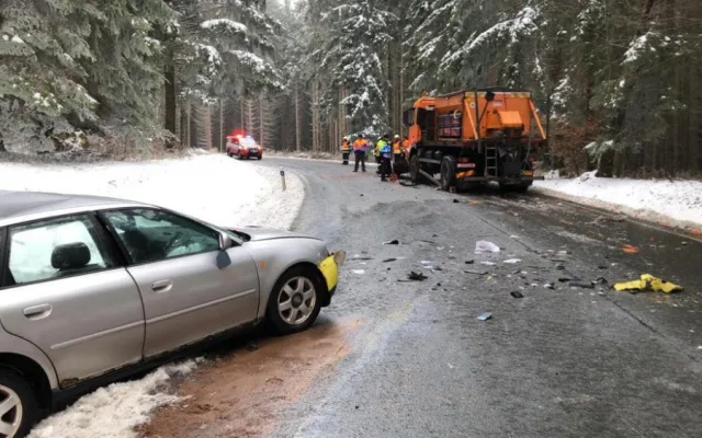 Osobní auto se střetlo za obcí Broumov se sypačem. Sedmapadesátiletý Němec na místě zraněním podlehl