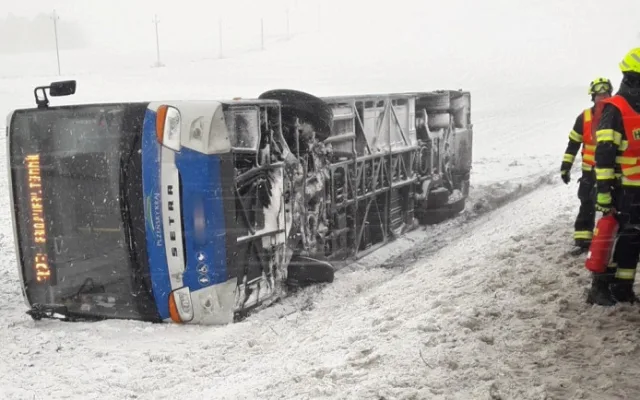 Nehody se loini nevyhýbaly ani autobusům