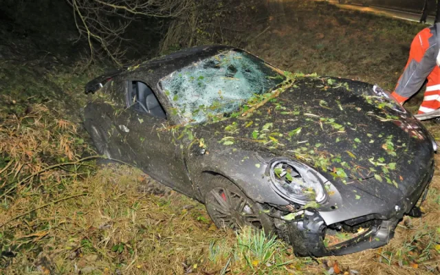 Závratnou škodu ve výši tři miliony korun způsobil dvacetiletý řidič na svém vozu značky Porsche 911 Turbo, se kterým havaroval na Domažlicku. S luxusním sporťákem mladý motorista vymetl příkop a narazil do stromu.