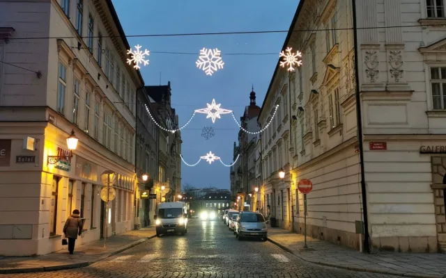 Vánoční výzdobě v centru Plzně zbývají poslední hodiny, strom na náměstí Republiky zhasne v pondělí ráno