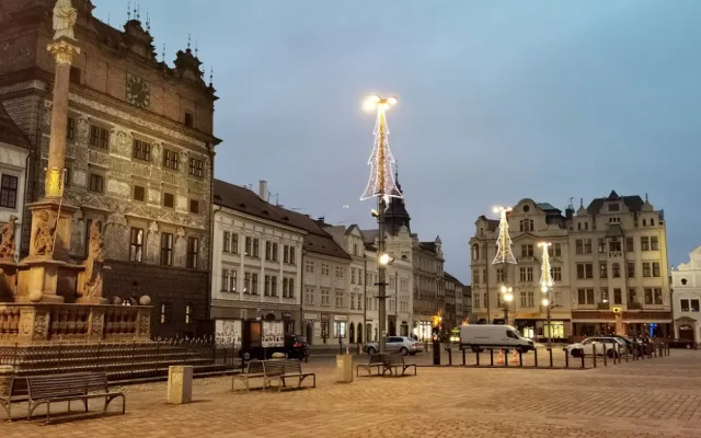Vánoční výzdobě v centru Plzně zbývají poslední hodiny, strom na náměstí Republiky zhasne v pondělí ráno