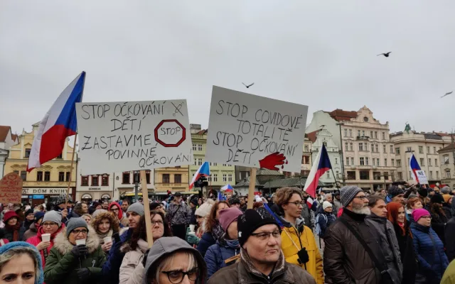 Odpůrci povinného očkování zaplnili plzeňské náměstí, promluvili policisté, lékaři i Tomáš Ortel