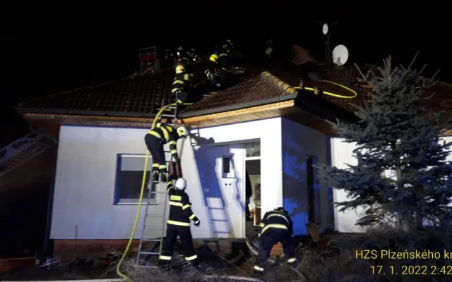 Plameny zachvátily rodinný dům, při zásahu se zranil dobrovolný hasič