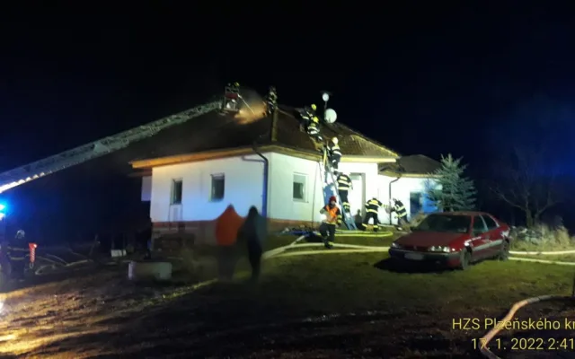 Plameny zachvátily rodinný dům, při zásahu se zranil dobrovolný hasič