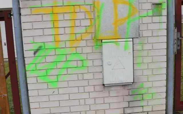 Mladíci sprejovali po autech i zdech, vloupali se také do školy, kde zaneřádili chodbu hasičákem