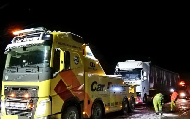 Před 22:00 už policie zveřejnila fotografii z odtahu posledního nákladního vozu.