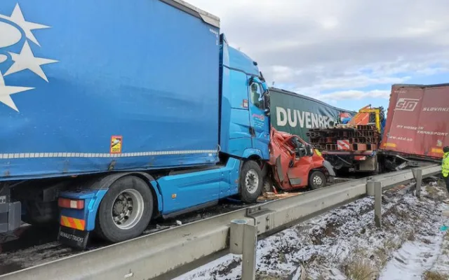 Hromadná nehoda 36 aut na dálnici D5 uzavřela provoz na 11 hodin