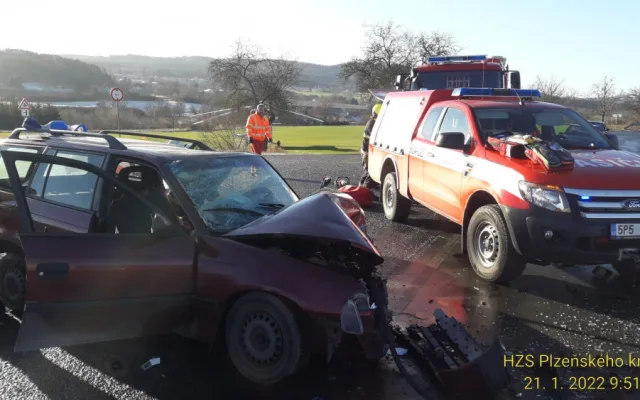 Mladý řidič nedal přednost v jízdě a smetl svým vozem auto s dvojicí seniorů, oba utrpěli těžká zranění