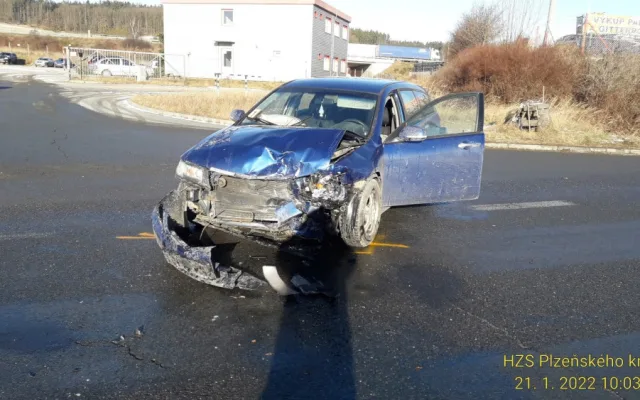 Mladý řidič nedal přednost v jízdě a smetl svým vozem auto s dvojicí seniorů, oba utrpěli těžká zranění