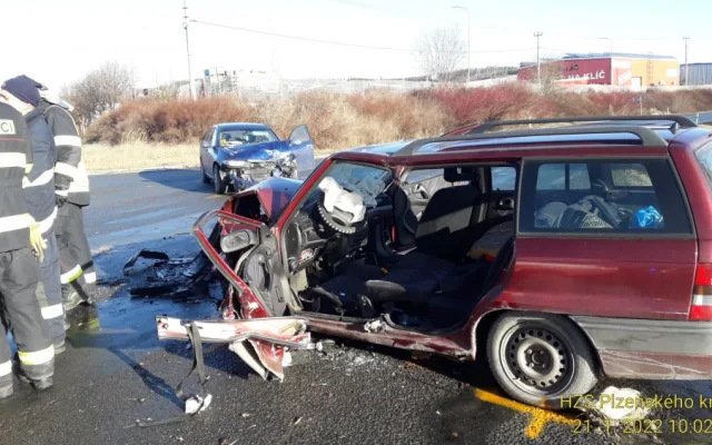 Mladý řidič nedal přednost v jízdě a smetl svým vozem auto s dvojicí seniorů, oba utrpěli těžká zranění