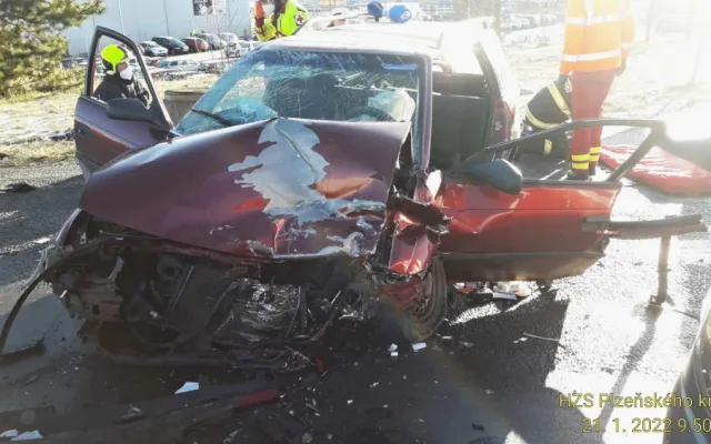 Mladý řidič nedal přednost v jízdě a smetl svým vozem auto s dvojicí seniorů, oba utrpěli těžká zranění