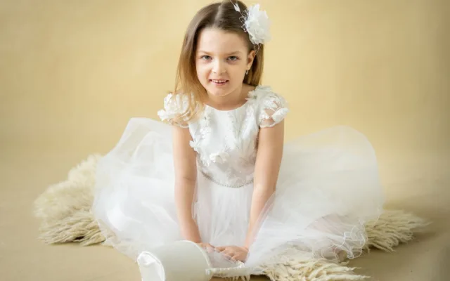 Kvůli vzácnému syndromu nemůže šestiletá Lilly na narozeninové oslavy, k bazénu nebo do obchodních center