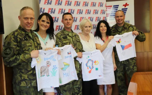 Nejmenší pacienti FN Plzeň namalovali trička pro sirotky v africkém Mali, dárky předali dětem vojáci