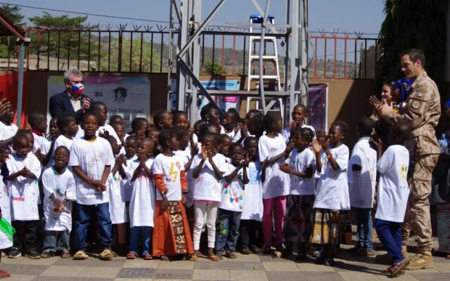 Nejmenší pacienti FN Plzeň namalovali trička pro sirotky v africkém Mali, dárky předali dětem vojáci