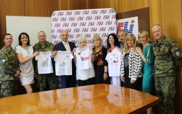 Běla Jensen (uprostřed) s vedením FN Plzeň a se zástupci Armády ČR