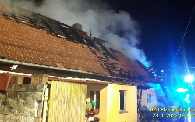 Při večerním požáru domu utrpěl starší muž velmi vážné popáleniny horní poloviny těla