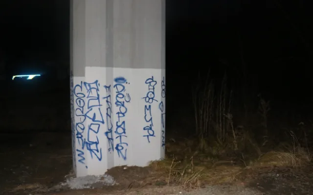 Dva mladí vandalové posprejovali most, ale spravedlnosti dlouho neunikali. Usvědčila je barva na bundách