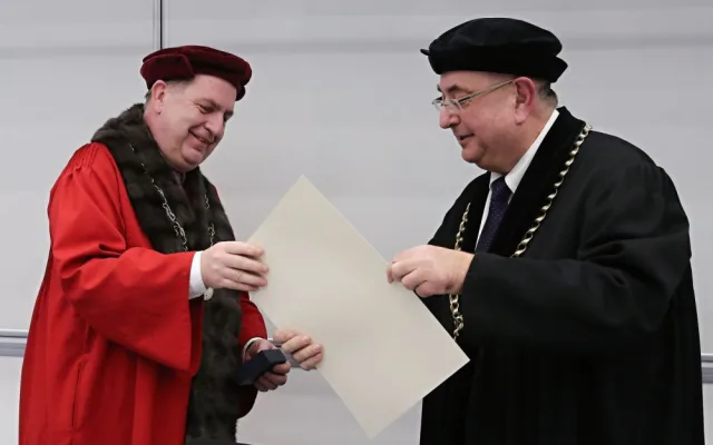 Děkan Lékařské fakulty v Plzni Jindřich Fínek nastupuje do druhého funkčního období. Na snímku s rektorem Tomášem Zimou (vlevo)