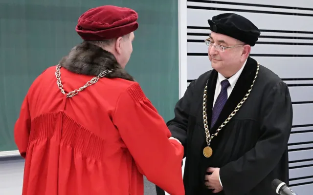 Děkan Lékařské fakulty v Plzni Jindřich Fínek nastupuje do druhého funkčního období. Na snímku s rektorem Tomášem Zimou (vlevo)