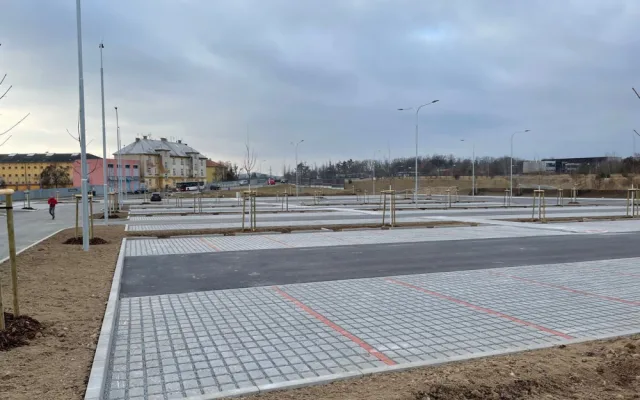 Nové parkoviště P+R pro 318 vozů už funguje v Plzni u terminálu Bory, až do března bude zdarma
