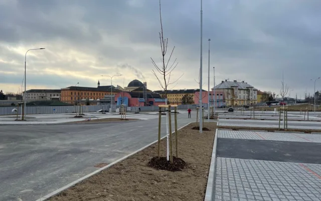 Nové parkoviště P+R pro 318 vozů už funguje v Plzni u terminálu Bory, až do března bude zdarma