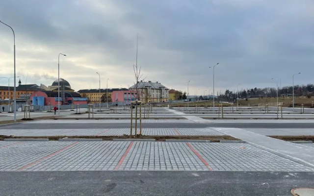 Nové parkoviště P+R pro 318 vozů už funguje v Plzni u terminálu Bory, až do března bude zdarma