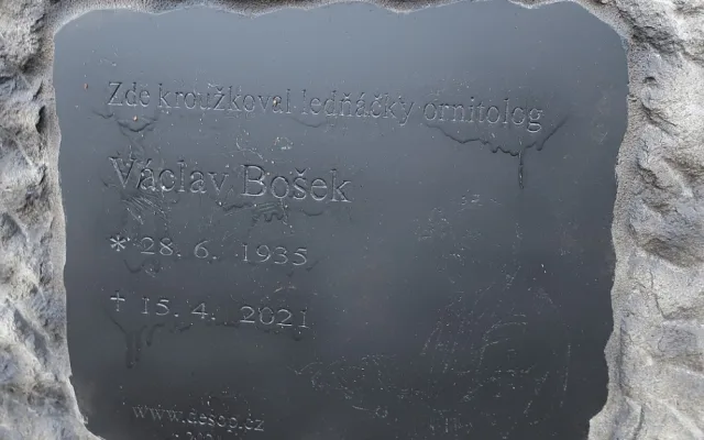 Neznámý vandal zcela nepochopitelně poškodil pomníček připomínající plzeňského ornitologa