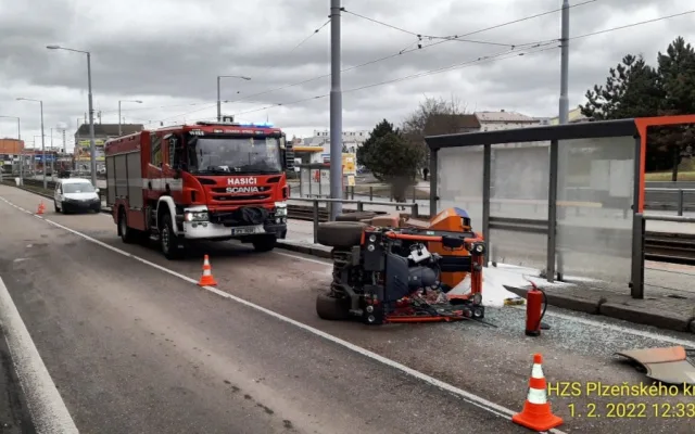 U tramvajové zastávky se převrátil malý sypač, kuriózní nehoda komplikovala dopravu