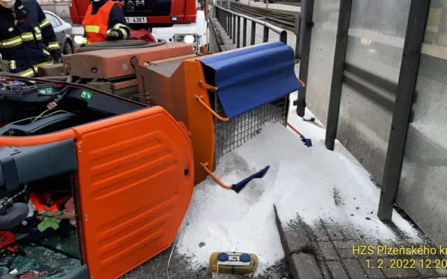 U tramvajové zastávky se převrátil malý sypač, kuriózní nehoda komplikovala dopravu