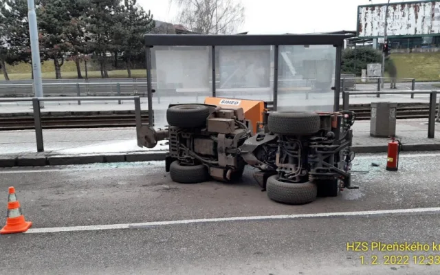 U tramvajové zastávky se převrátil malý sypač, kuriózní nehoda komplikovala dopravu