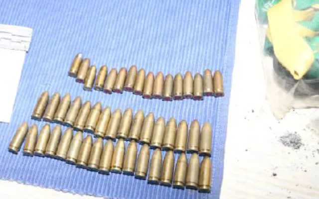 Policie při razii na nelegální pěstírnu marihuany objevila náboje i materiály k výrobě pyrotechniky