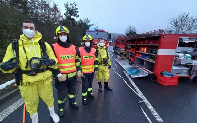 Z poškozené cisterny u dálnice D5 unikala kyselina dusičná, na místě zasahují hasiči