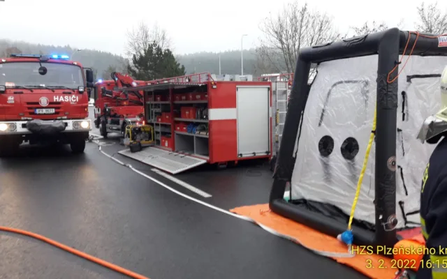 Z poškozené cisterny u dálnice D5 unikala kyselina dusičná, na místě zasahují hasiči