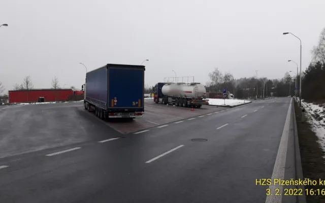 Z poškozené cisterny u dálnice D5 unikala kyselina dusičná, na místě zasahují hasiči