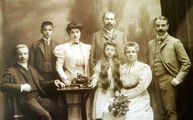 Rodina továrníka Simona Semlera, vlevo je Oskar Semler.
