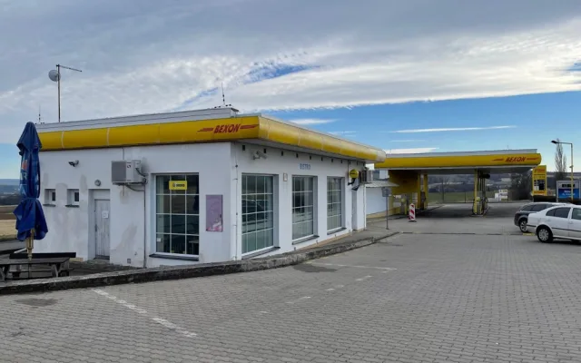 Čerpací stanice na okraji Chválenic stojí dodnes, jen vypadá o poznání jinak.