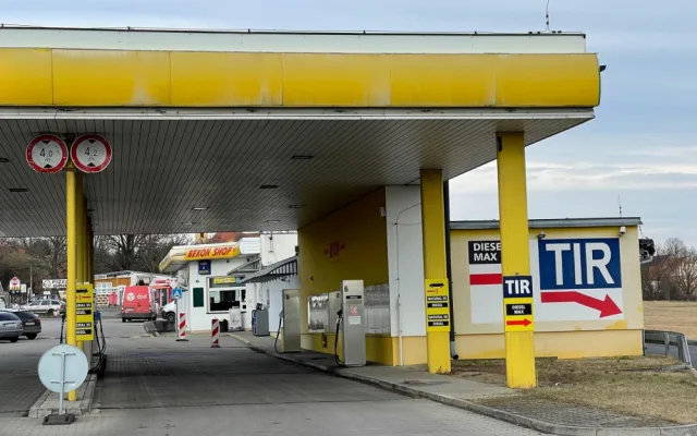 Čerpací stanice na okraji Chválenic stojí dodnes, jen vypadá o poznání jinak.