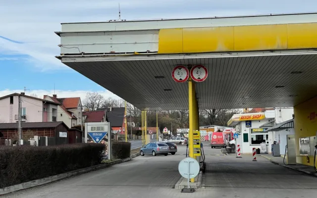 Čerpací stanice na okraji Chválenic stojí dodnes, jen vypadá o poznání jinak.