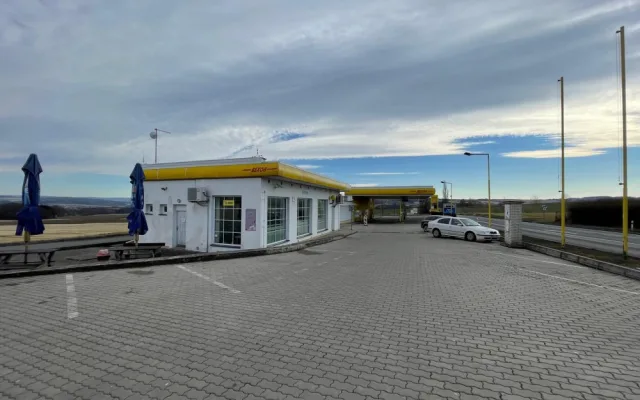 Čerpací stanice na okraji Chválenic stojí dodnes, jen vypadá o poznání jinak.