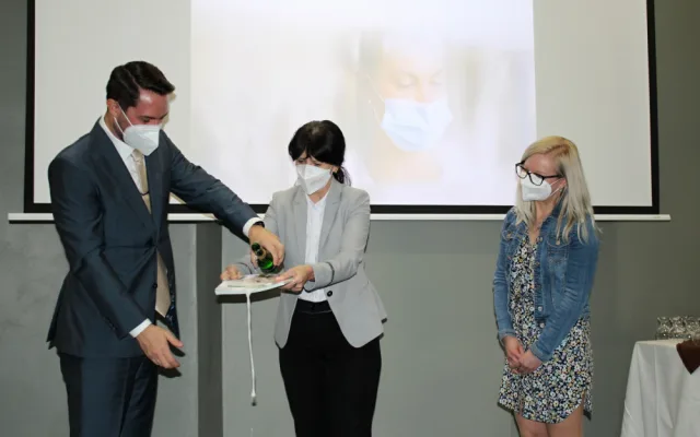 Křest knihy: Děkan FZS Lukás Štich, emeritní rektorka Ilona Mauritzova, proděkanka a autorka knihy Alena Lochmanová