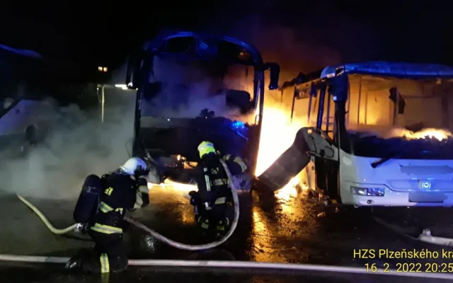Čtyři autobusy hořely při večerním požáru v depu, způsobená škoda šplhá k 15 milionům korun