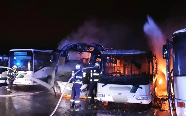 Čtyři autobusy hořely při večerním požáru v depu, způsobená škoda šplhá k 15 milionům korun