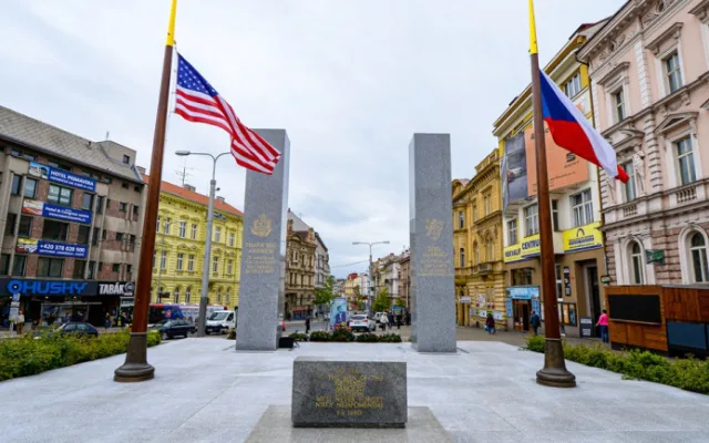 Neznámý vandal strhl a odcizil státní vlajku České republiky ze stožáru u plzeňského pomníku Díky, Ameriko!