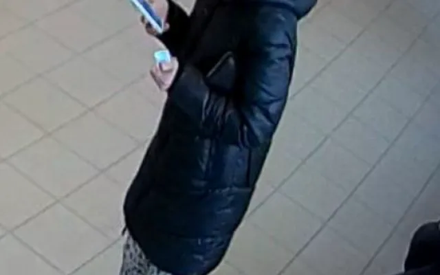 Policie hledá svědky incidentu na plzeňské poště prostřednictvím fotografií z kamerového systému