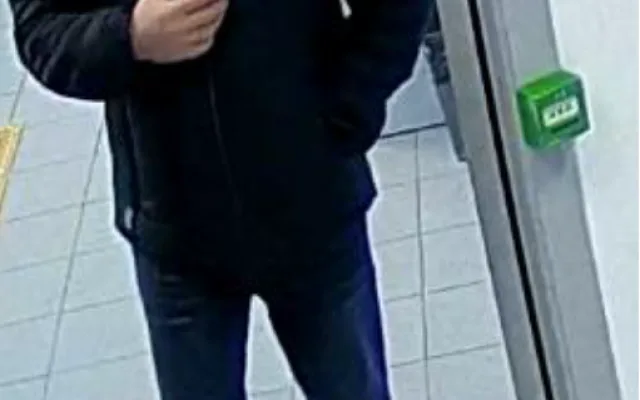 Policie hledá svědky incidentu na plzeňské poště prostřednictvím fotografií z kamerového systému
