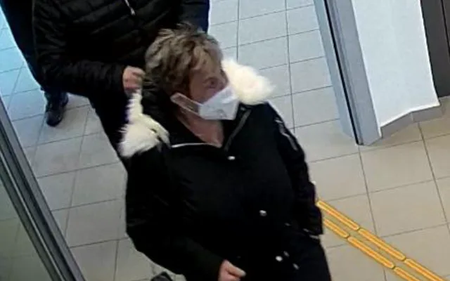 Policie hledá svědky incidentu na plzeňské poště prostřednictvím fotografií z kamerového systému