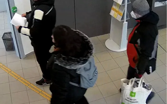Policie hledá svědky incidentu na plzeňské poště prostřednictvím fotografií z kamerového systému