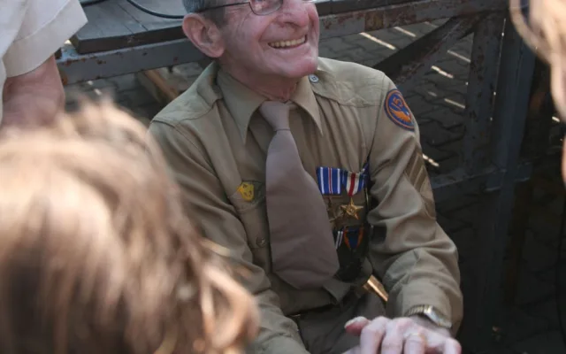 Jediný přeživší Raymond A. Noury při návštěvě v Nepomuku v roce 2009